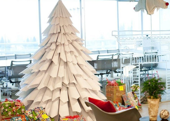 Cây thông Noel màu trắng được làm từ những tờ giấy A4 khiến văn phòng của bạn trở nên đặc biệt hơn trong mùa lễ này