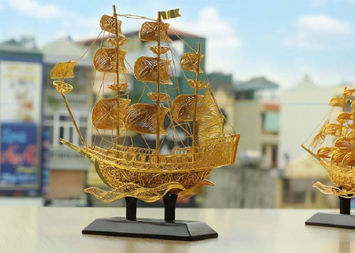 Mô hình vật phẩm thuyền buồm phong thuỷ mạ vàng lạ mắt