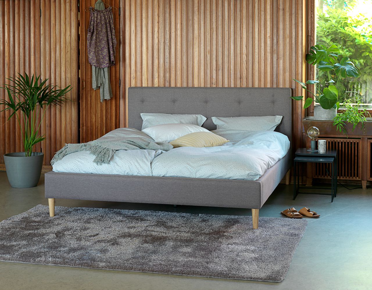 Mẫu thiết kế phòng ngủ đơn giản 15m2 sử dụng chất liệu gỗ và cây xanh gần gũi với thiên nhiên