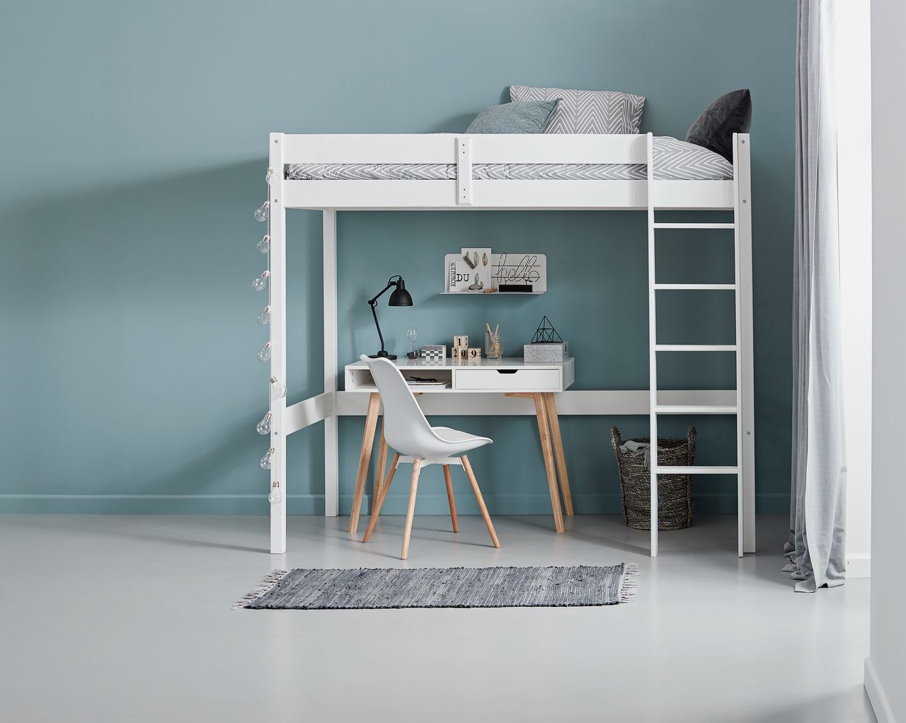 Mẫu thiết kế phòng ngủ đơn giản 6m2 sử dụng giường ngủ thông minh kết hợp bàn làm việc