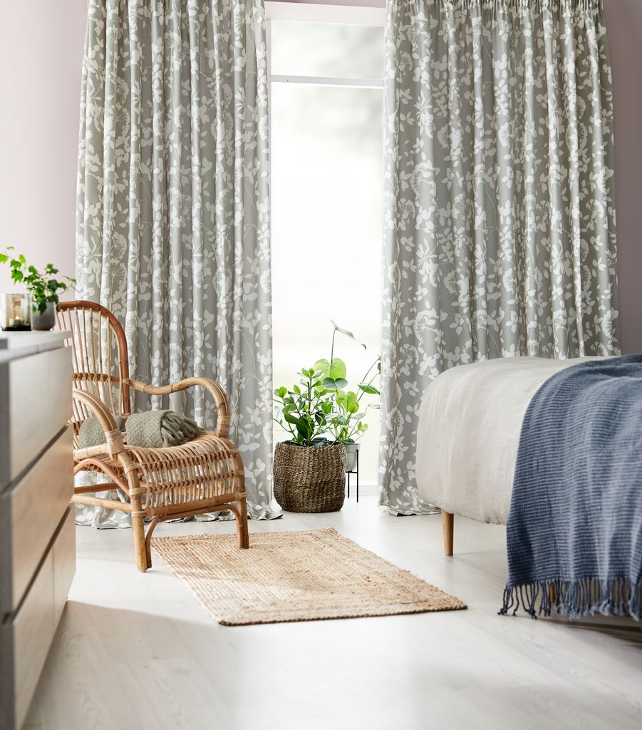 Decor phòng ngủ nhỏ với rèm cửa màu xám, họa tiết hoa văn nhẹ nhàng