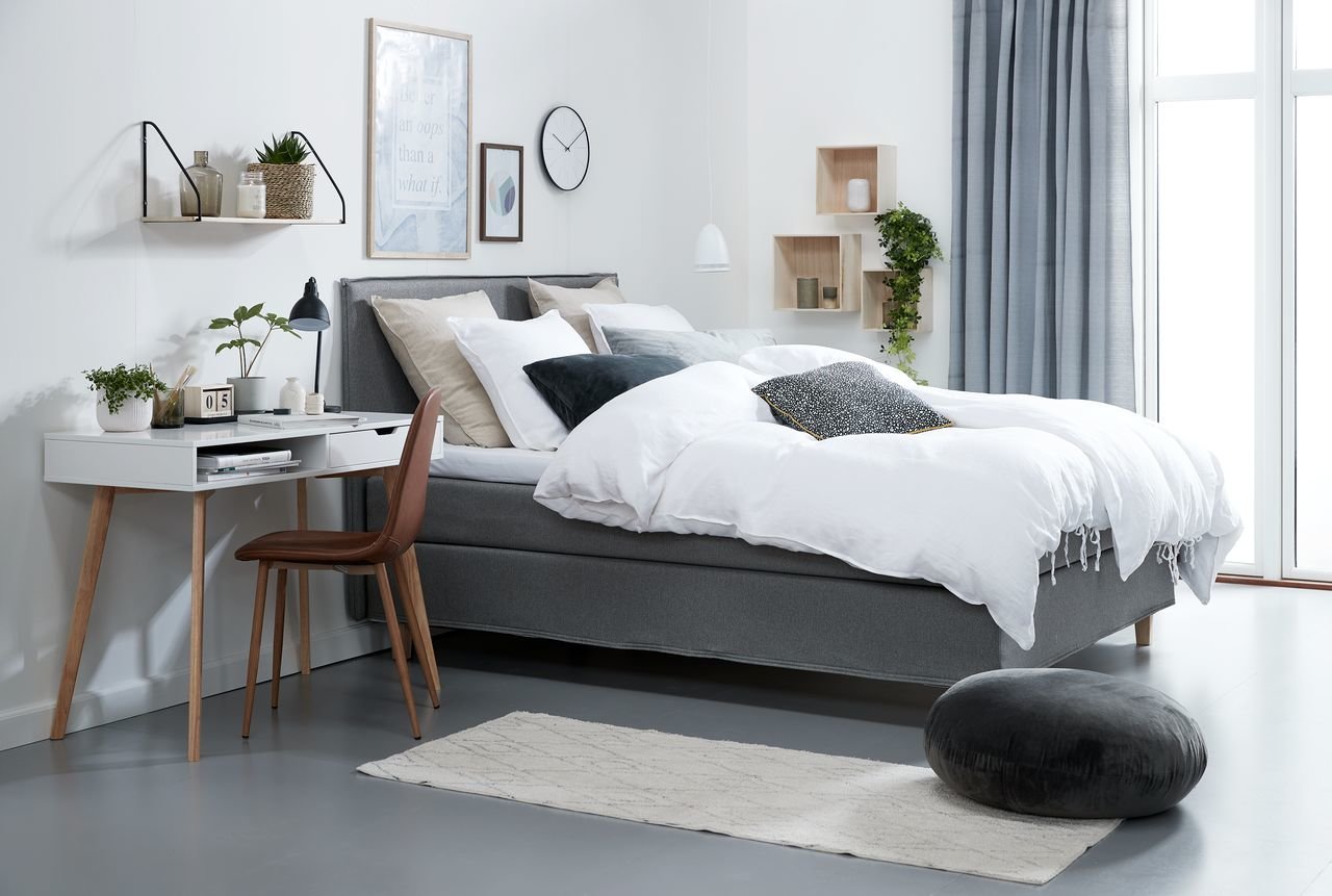 Mẫu thiết kế phòng ngủ đơn giản 12m2 hiện đại, tiện nghi với đầy đủ đồ dùng nội thất