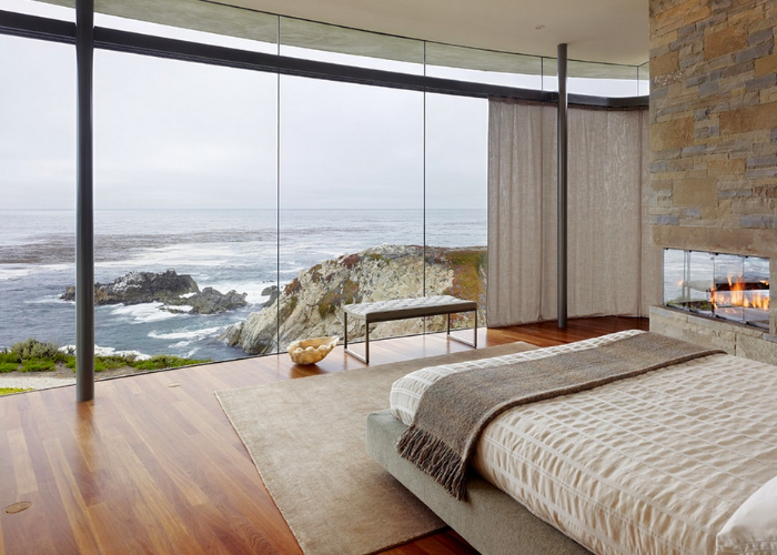 Cửa sổ phòng ngủ bằng kính giúp tạo không gian cực “chill”, để gia chủ có thể ngắm nhìn thiên nhiên dù là trong lúc nghỉ ngơi