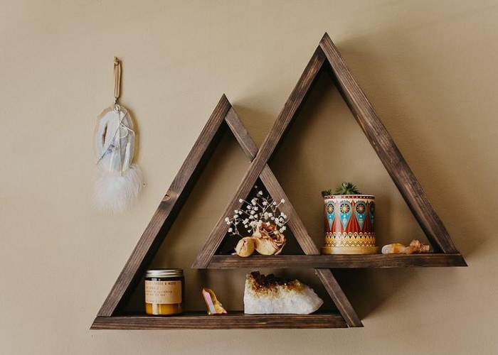 Kệ gỗ trang trí treo tường hình tam giác đơn giản