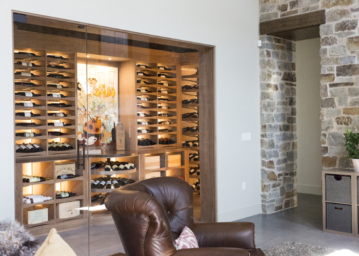 Kệ rượu bằng gỗ mang đến không gian phòng khách sang trọng