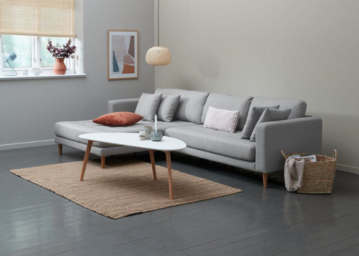 Bộ bàn ghế sofa với tone màu xám đơn giản cho căn phòng khách nhà ống hiện đại