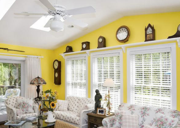Ý tưởng thiết kế phòng khách tone vàng theo concept vintage với bộ sofa họa tiết hoa nhí cổ điển đẹp mắt