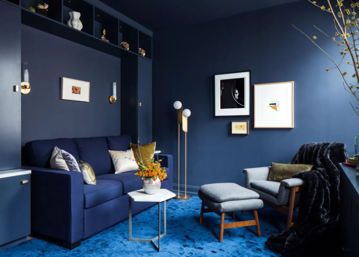 Phòng khách tone màu xanh lam tạo cảm giác mát mẻ và thoáng đãng