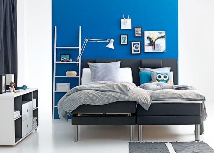 Phòng ngủ màu xanh với hai giường đơn thiết kế cho bé trai
