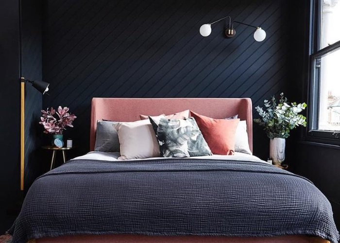 Phòng ngủ với bức tường màu đen kết hợp cùng chiếc giường màu hồng pastel đem đến vẻ đẹp vừa nữ tính lại vừa cá tính