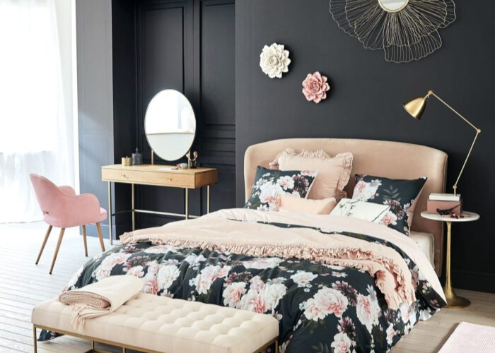 Mẫu phòng ngủ với sự pha trộn hài hòa giữa 2 màu đen và hồng sẽ thích hợp với những cô nàng cá tính