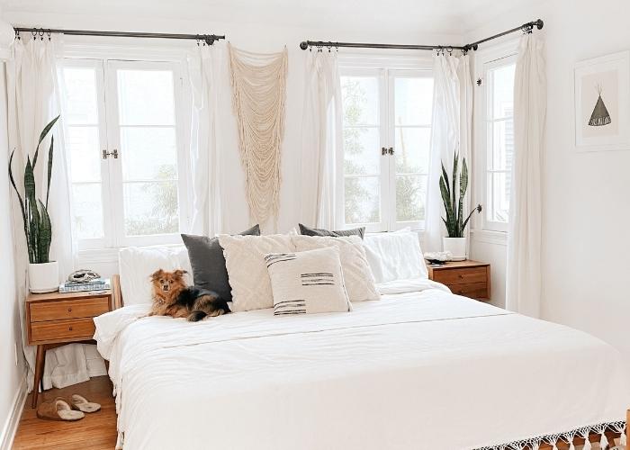 Ý tưởng trang trí phòng ngủ màu trắng theo phong cách Bohemian phóng khoáng, tự do với mành treo tường macrame, cây xanh và nội thất gỗ