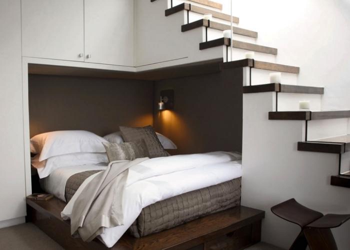 Mẫu phòng ngủ hiện đại với thiết kế giường nằm dưới tủ và cầu thang giúp tiết kiệm diện tích