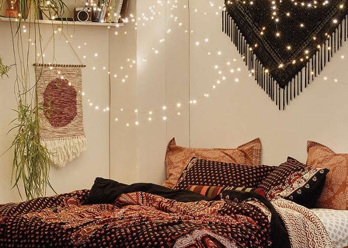 Treo thêm một chút dây đèn led thả trần sẽ giúp phòng ngủ phong cách Vintage trở nên thơ mộng và tràn ngập ánh sáng hơn