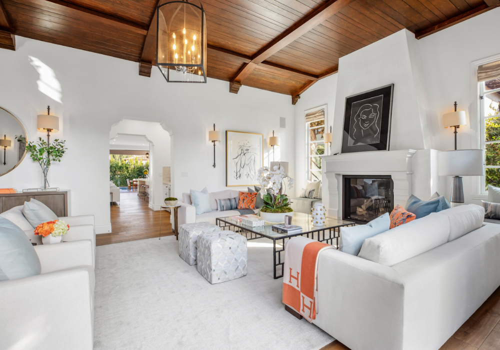 Căn phòng khách màu trắng chủ đạo, điểm xuyết những món đồ nội thất màu xanh, cam sặc sỡ đặc trưng của phong cách Địa Trung Hải