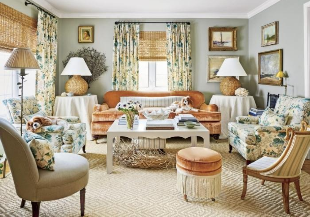 Sức hút độc đáo được tạo nên từ vẻ đẹp đồng bộ hài hòa giữa rèm cửa và bộ sofa của phòng khách phong cách cổ điển