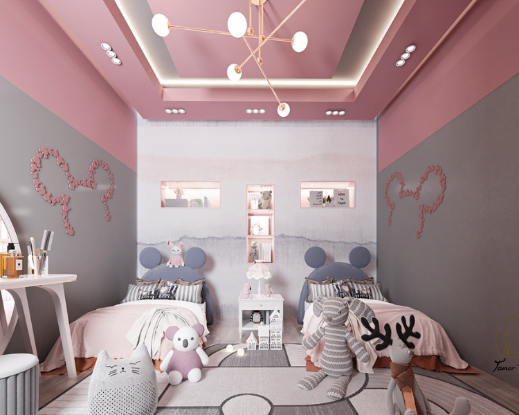 Mẫu trần thạch cao giật cấp được sơn màu hồng cùng tông với phòng ngủ. Xung quanh trần trang trí các cụm đèn cách đều nhau trông như nhưng viên ngọc sáng