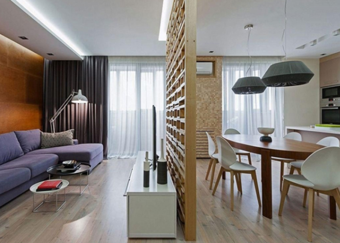 Vách ngăn gỗ nâu sáng giúp căn nhà có tính thẩm mỹ hơn so với những bức tường thô cứng