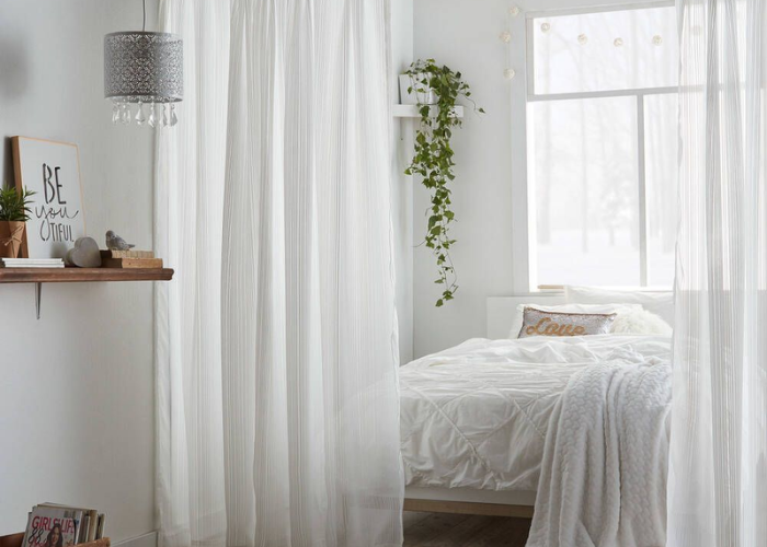Dùng một chiếc rèm màu trắng tạo sự riêng tư cho phòng ngủ vintage cũng rất thơ cho các bạn nữ thích sự nhẹ nhàng và đơn giản