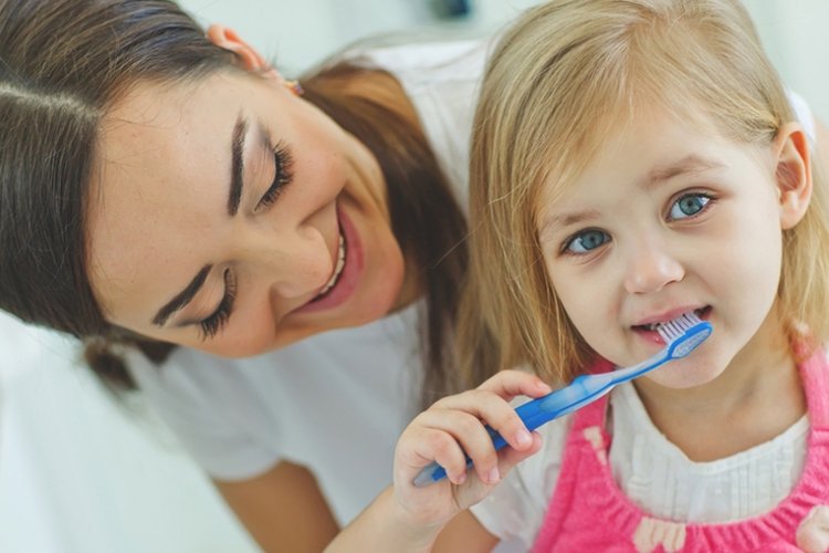 Cách chăm sóc răng miệng cho bé từ khi còn nhỏ