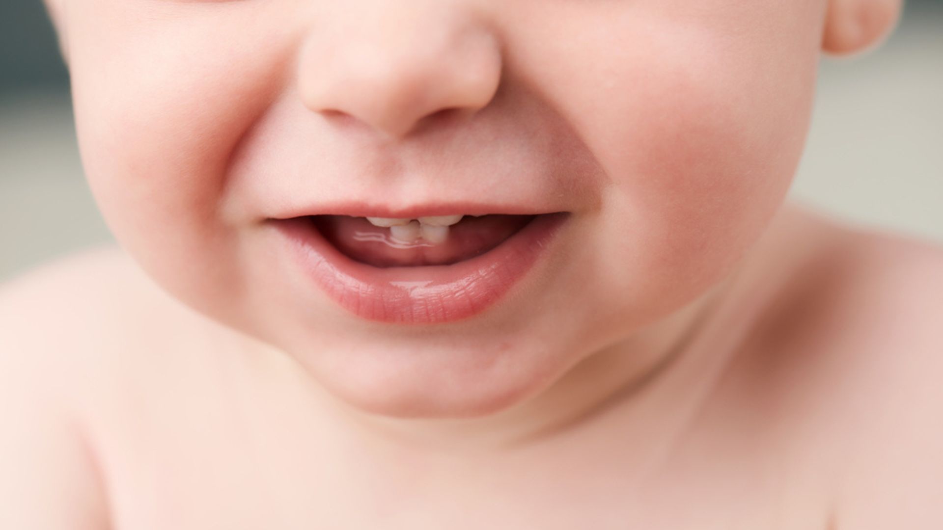 Trẻ mấy tháng mọc răng? Cách nhận biết trẻ đang mọc răng