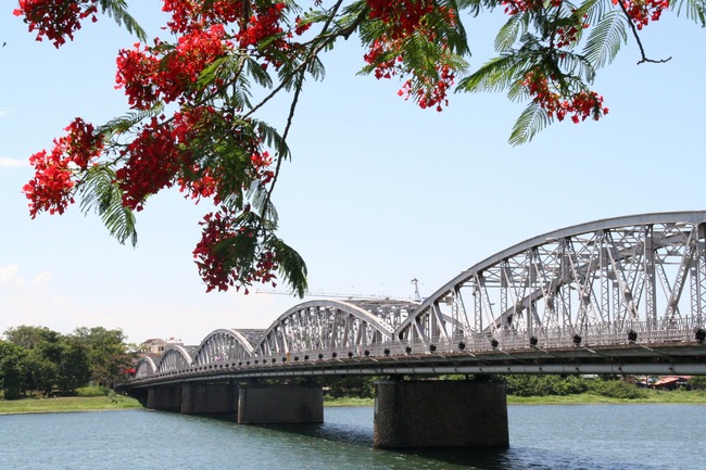 When traveling to Hue, do not miss the Truong Tien Bridge