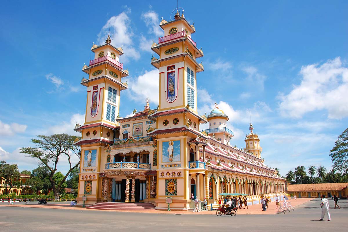 Visiting the Cao Dai Temple