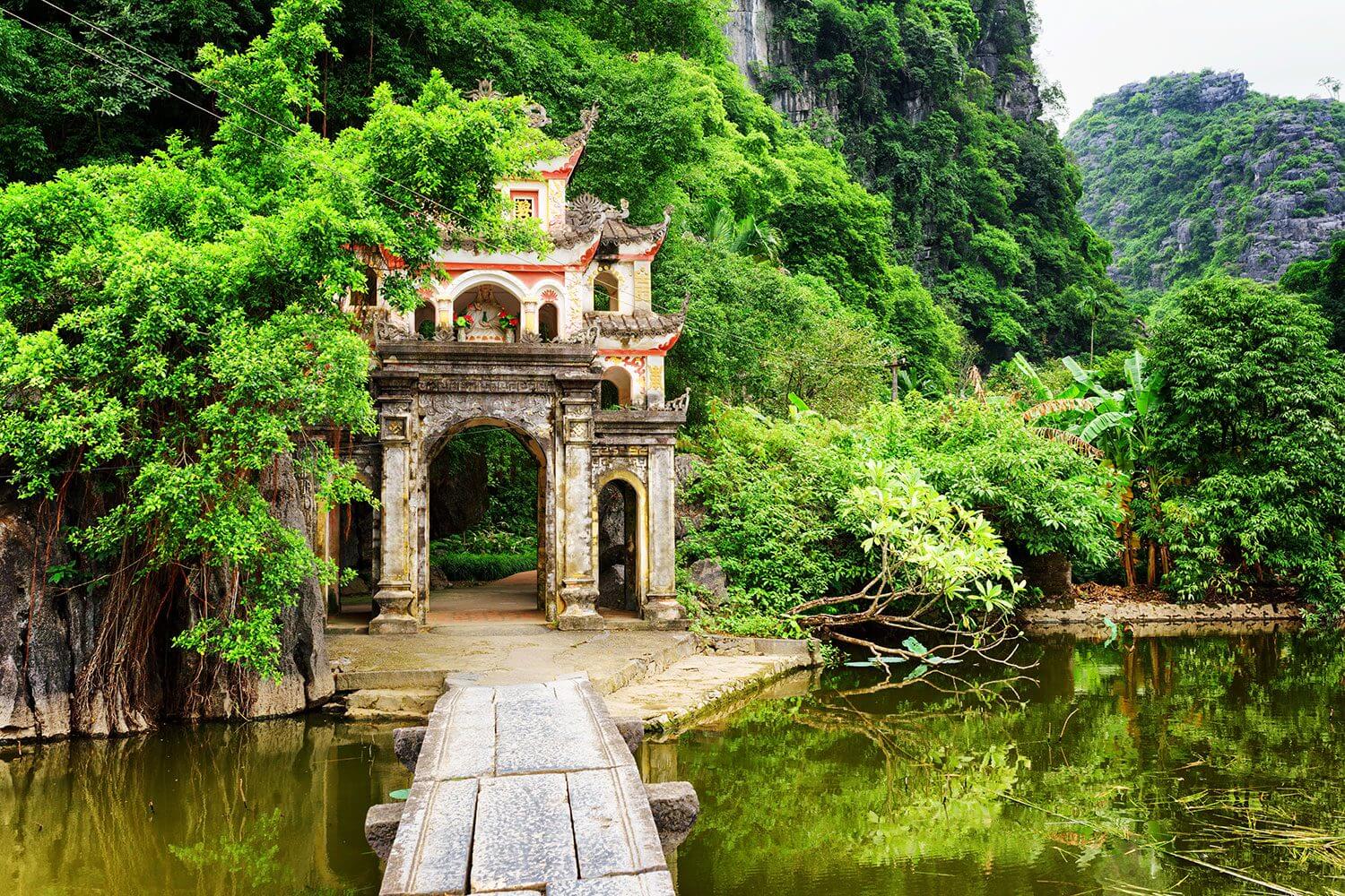 2 weeks in Vietnam: Visiting Hang Mua temple