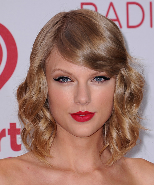 Taylor Swift - Tóc ngang vai uốn gợn sóng vàng đồng đậm và mái lệch bên