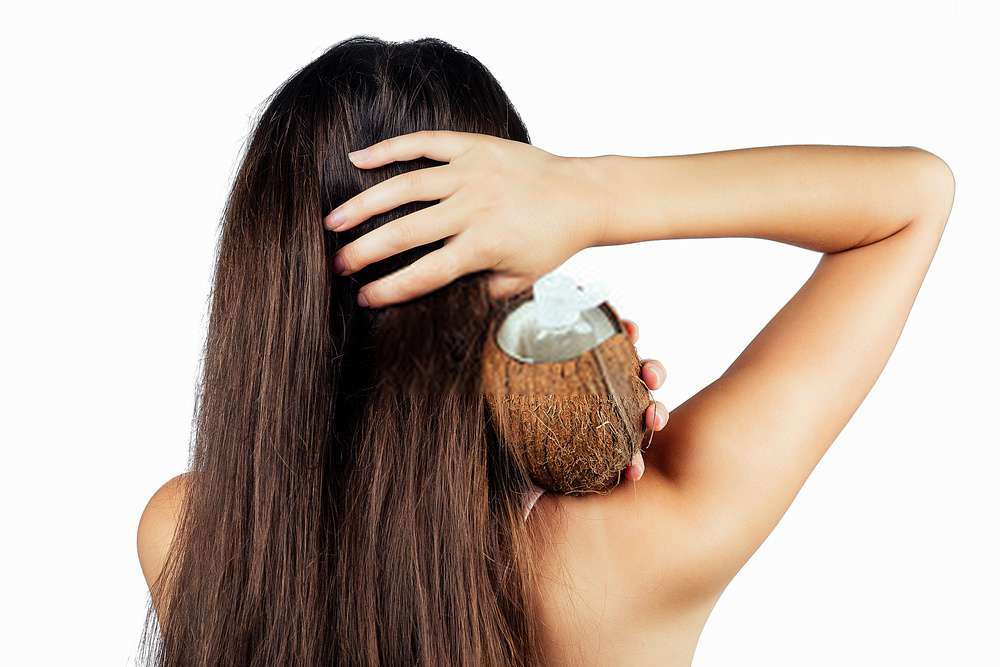 2 cách chăm sóc tóc uốn bằng dầu dừa cực đơn giản