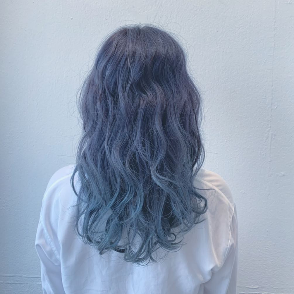 Màu tóc xanh dương nổi bật và quyến rũ 