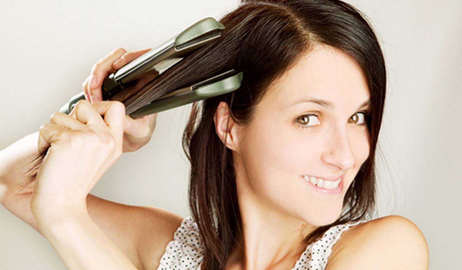 Chỉ một chiếc máy kẹp tóc nhưng đã làm nên chuyện với mái tóc xoăn của bạn đấy!