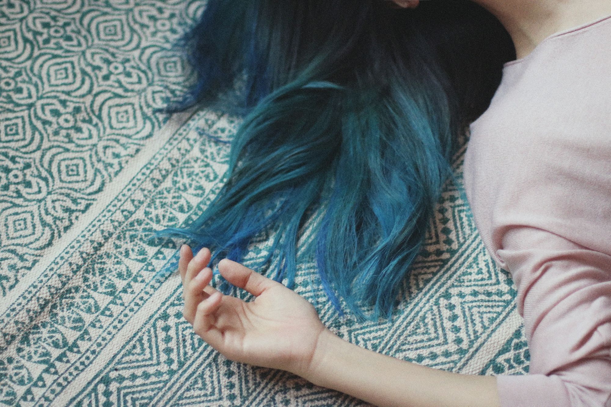 Làm thế nào để “chiến” được mái tóc màu xanh đen mà bạn luôn muốn có