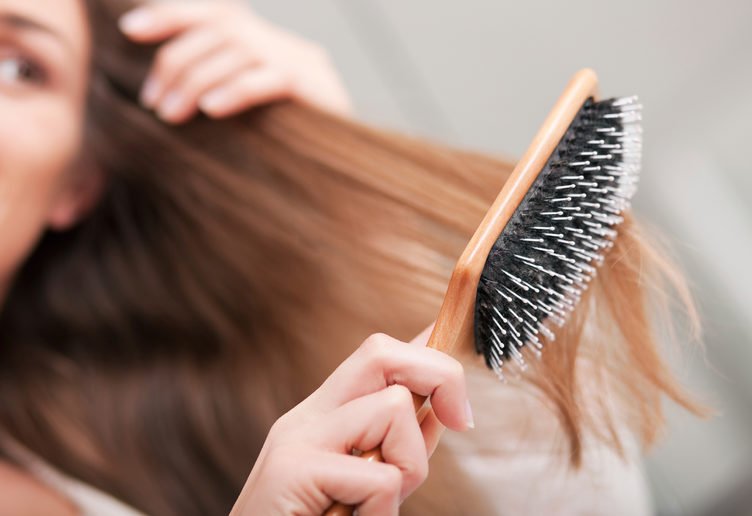 chăm chải tóc giúp tóc thẳng tự nhiên