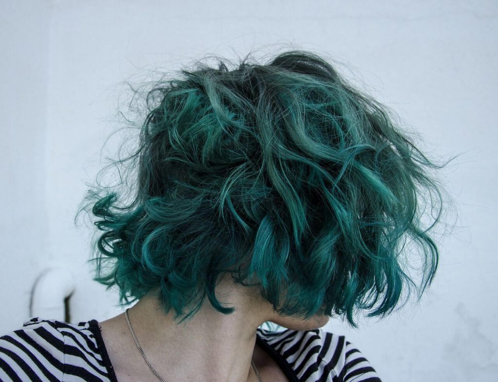Nhuộm tóc màu xanh rêu đậm giúp tăng vẻ đẹp quyến rũ và tự tin 