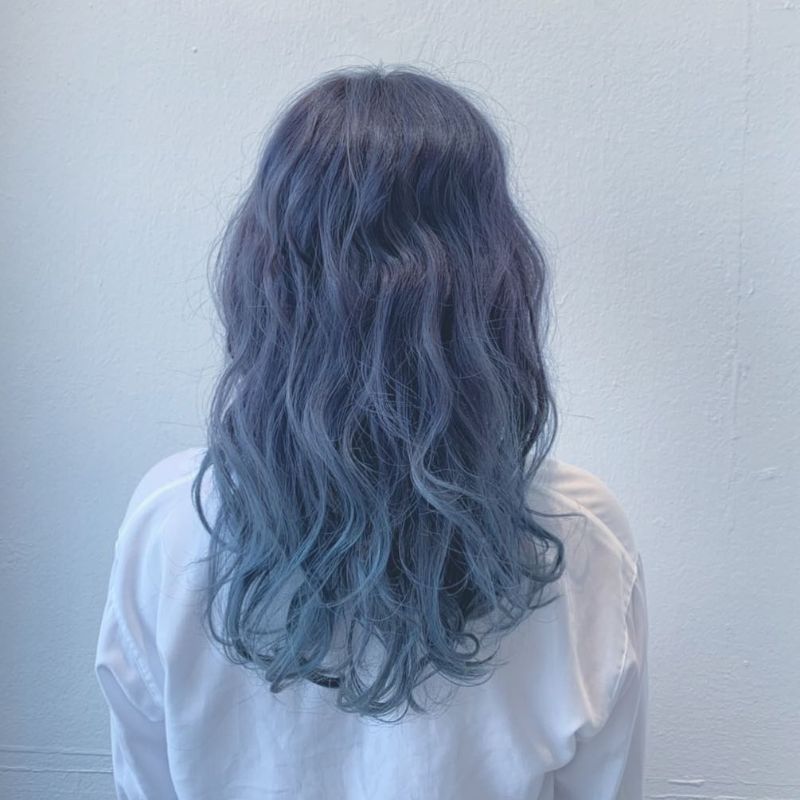 Màu tóc xanh dương xám khói