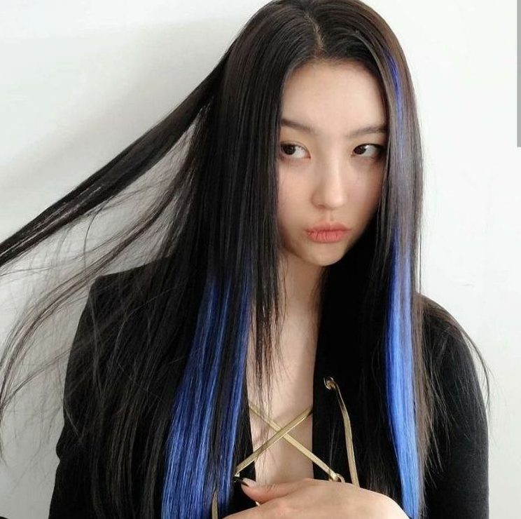 nhuộm highlight xanh cho tóc đen
