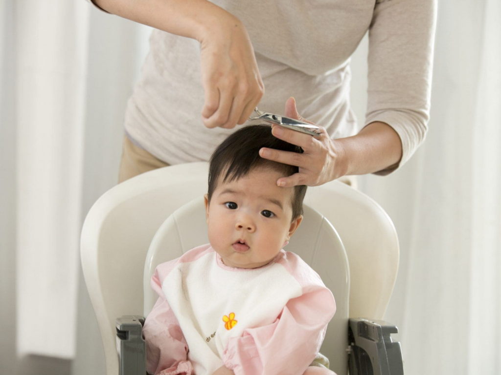 Trẻ sơ sinh có thể cắt tóc vào ngày mùng 1, mùng 2 đầu tháng âm lịch