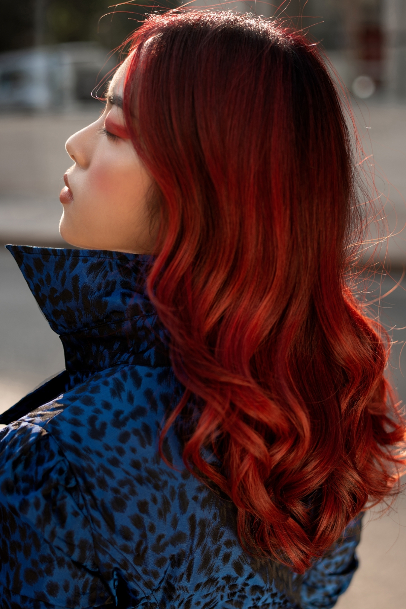 Kiểu tóc nâu đỏ cherry xoăn sóng lơi