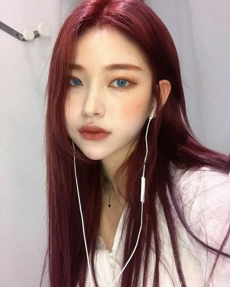Kiểu tóc nâu đỏ cherry dài thẳng