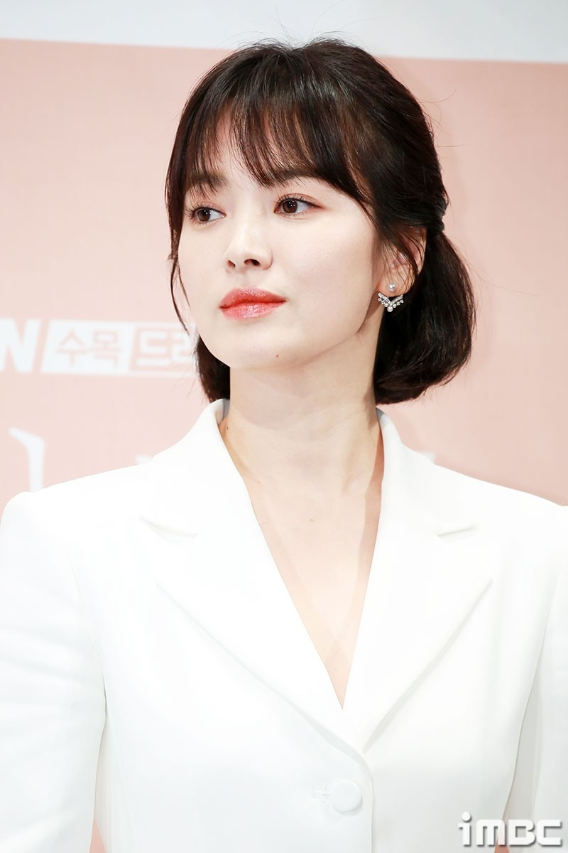 Tóc buộc nửa đầu cho tóc ngang vai dễ thương - Song Hye Kyo