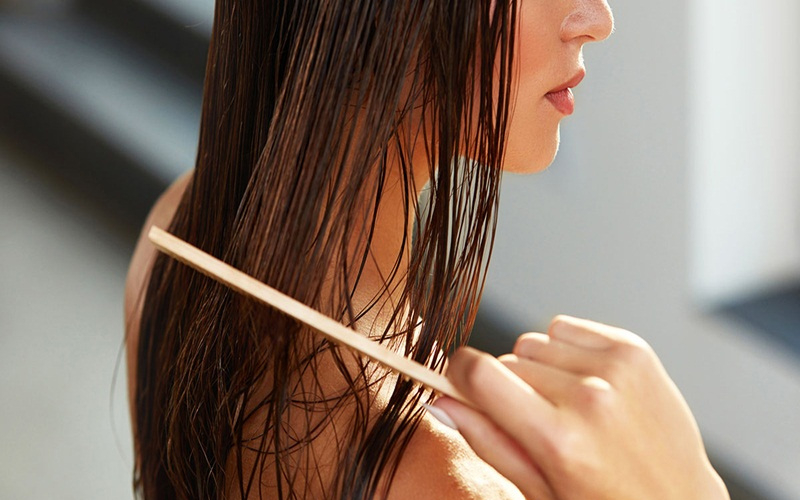 Bước đầu tiên trước khi làm ướt tóc hãy chải tóc trước khi gội đầu