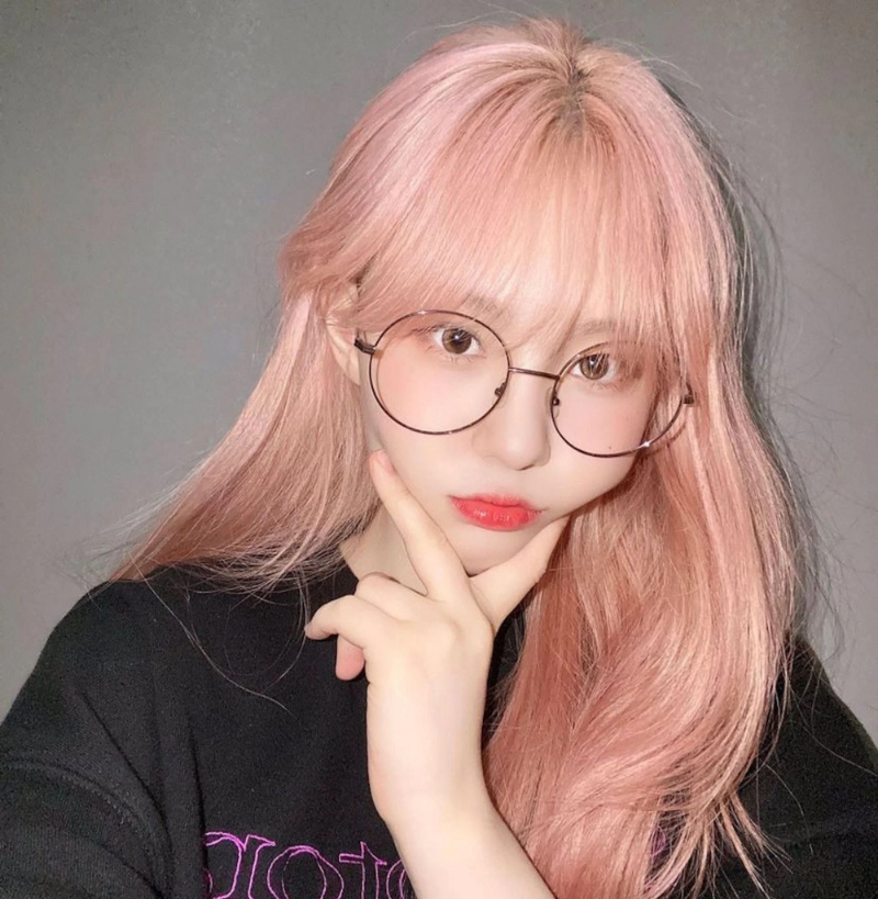 Màu nâu caramel ánh hồng đào - Kim Chae Hyun