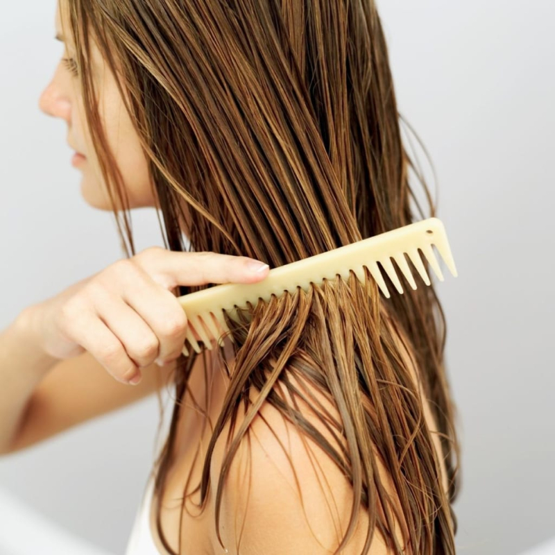 Chải tóc quá mạnh khi còn ướt khiến tóc bị căng ra nên dễ đứt, gãy và chẻ ngọn