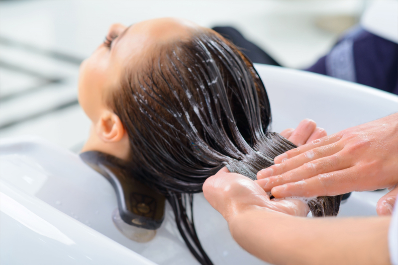Dùng dầu xả sau khi gội giúp dưỡng ẩm, phục hồi tóc hiệu quả