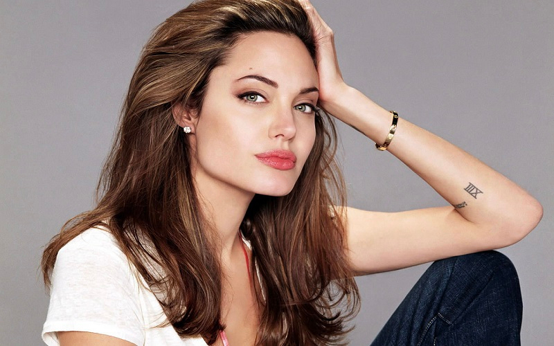 Angelina Jolie xinh đẹp với tóc layer nữ dài che khuyết điểm mặt vuông
