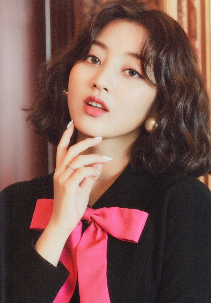 Tóc ngắn xoăn xù mì cho mặt tròn mái dài - Park Ji Hyo (Twice)